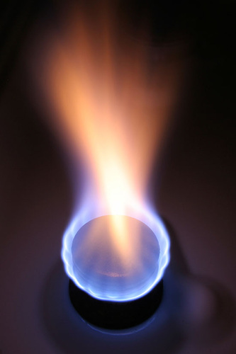 Bevor solch ein derartig sauberes Flammenbild entstehen kann, muss der 
gasförmige Brennstoff erst einmal herangeschafft werden.