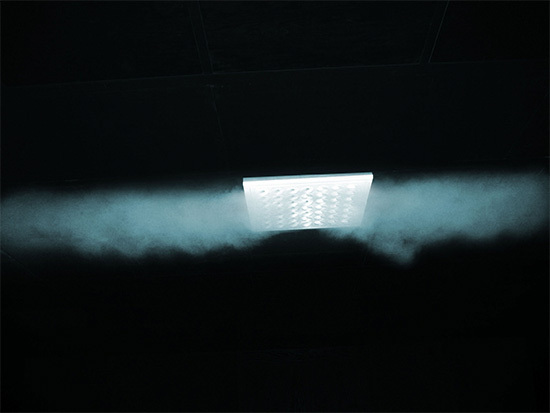 Durch Nebel sichtbar gemachte Luftströmung. Was hält diese Strömung an der 
Decke?
(Bild: Systemair)