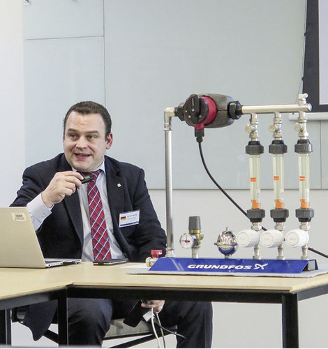 Markus Henning bei der Vorführung des neuen Verfahrens für den 
hydraulischen Abgleich von Grundfos.