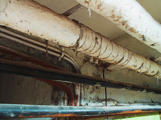 Katastrophale Rohrverläufe im Keller eines Mehrfamilienhauses.
Nicht die Regel, aber, wie man sieht, dennoch möglich...
(Bild: thinkstock)