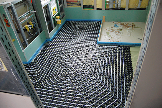 In den meisten Bädern wird der Bereich unter Duschen und Badewannen von der Auslegung mit Fußbodenheizungsrohren ausgenommen