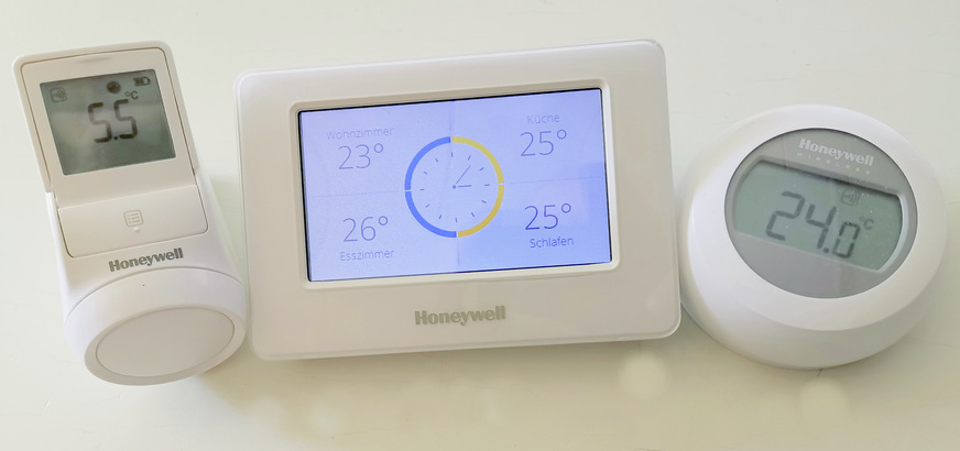 Meine Ausstattung enthält ferneinstellbare Thermostatköpfe, eine Regel- und Verbindungseinheit, genannt Evohome, und insgesamt zwei Temperaturwähler für Temperaturzonen