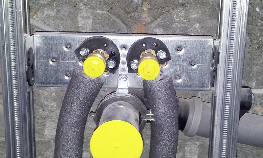 Die offenen Rohrenden sind durch Stopfen gegen den eindringenden Schmutz geschützt