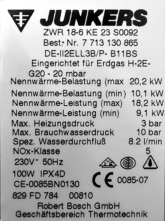 Das Geräte-Typenschild liefert wichtige Informationen für die Inbetriebnahme der Gasfeuerstätte