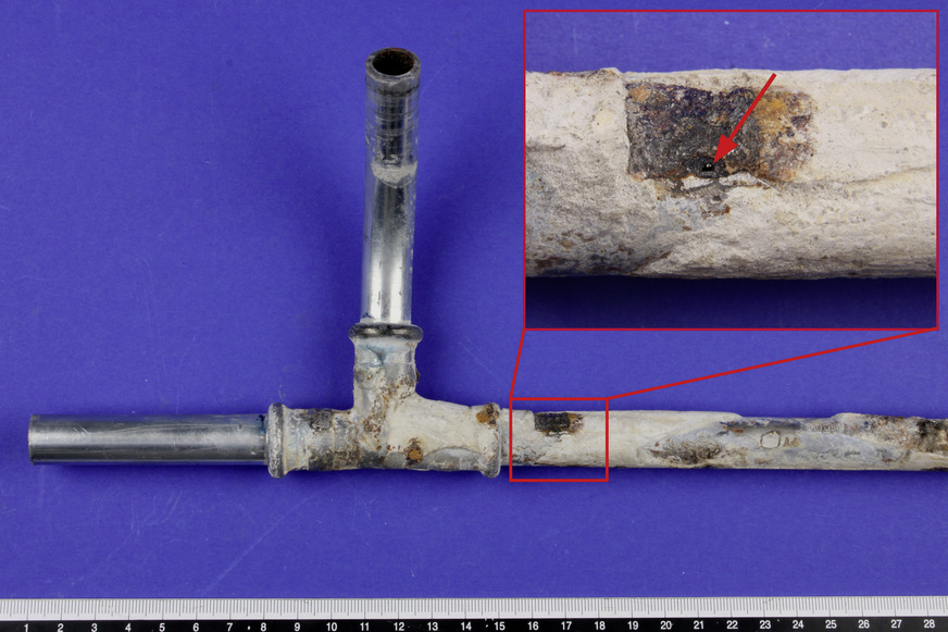 Bild 3: Durch Außenkorrosion beschädigte C-Stahlrohrleitung aus dem Fußbodenaufbau. Im Detail zeigt sich ein Wanddurchbruch durch Außenkorrosion