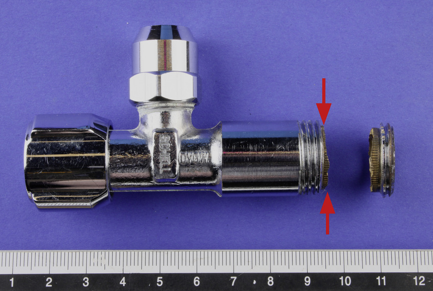 Bild 4: Ansicht des geschädigten Eckventils. Die Pfeile markieren die Bruchstelle im Anschlussgewinde in der Nut für den Dichtring. Das Eckventil kann somit nicht weit genug eingeschraubt gewesen sein