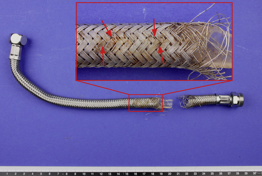 Bild 5: Ansicht des geplatzten flexiblen Anschlussschlauches. Im Detail zeigt sich eine Korrosion des Edelstahldrahtgeflechtes