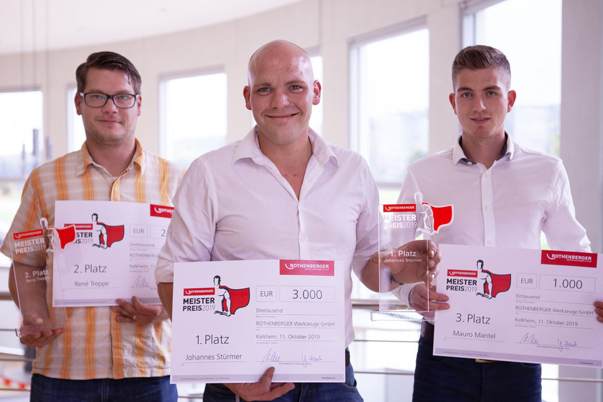Von links nach rechts: René Treppe (2. Platz), Johannes Stürmer (1. Platz), Mauro Mantel (3. Platz). Nathanael Liebergeld, Sieger des weiteren 2. Platzes, ist nicht im Bild.