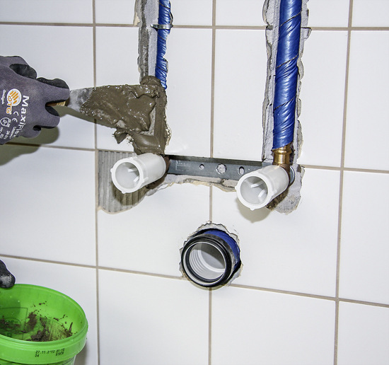 4. Sopro Racofix 2000 wird zum Fixieren und Verspachteln der Leitungen verwendet