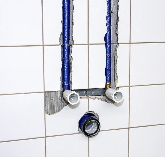 1. Die Ausgangssituation: In einer bestehenden Großküche soll eine neue Küchenspüle angeschlossen werden. Der Schallschutz spielt eine untergeordnete Rolle und der Statiker hat den senkrechten Schlitz genehmigt.