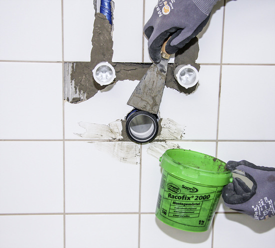 5. Auch an der Abwasserleitung wird eine Verspachtelung vorgenommen
