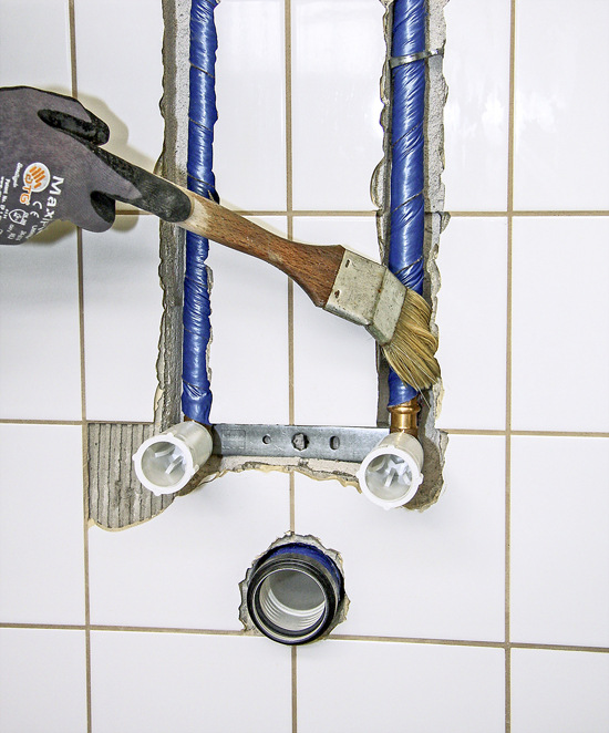 2.&nbsp; Zunächst wird der Untergrund von Staub befreit und angefeuchtet