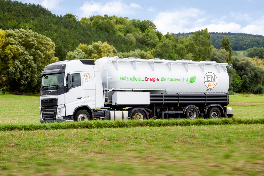 Holzpellets werden zu 80 % lose per Lkw angeliefert und ins Lager des Kunden eingeblasen, 20 % sind Sackware. Höchste Qualität garantiert das Zertifizierungsprogramm ENplus, das seit 2010 fest am Markt etabliert ist. Kontrolliert wird die gesamte Bereitstellungskette von der Herstellung bis zur Anlieferung beim Endkunden.