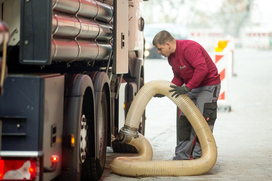 Transport und Lieferung der Holzpellets bis ins Lager des Kunden müssen sorgfältig erfolgen, damit möglichst wenig Staub und Feinanteil entstehen – eine wesentliche Voraussetzung für den störungsfreien Betrieb der Heizkessel. Pellets werden daher mit einem speziell ausgelegten Silofahrzeug angeliefert.