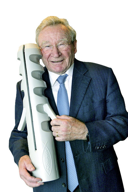 Artur Fischer mit seiner Erfindung – Dem Fischerdübel. Jahrzehntelang schon ein Synonym für Befestigung