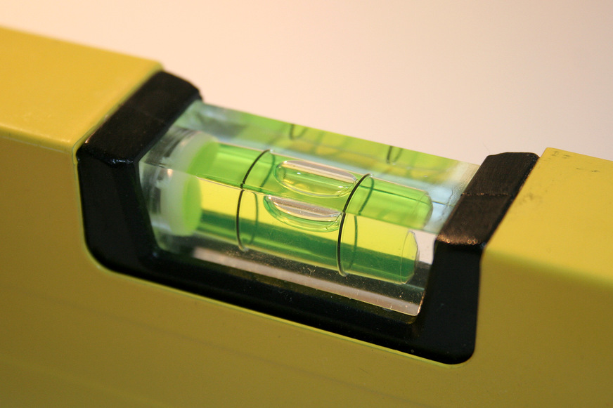 Die Libelle befindet sich genau zwischen der Begrenzungsanzeige, jedoch mit leichter Steigung nach „rechts“ wo sich der Luftstopfen befinden sollte.