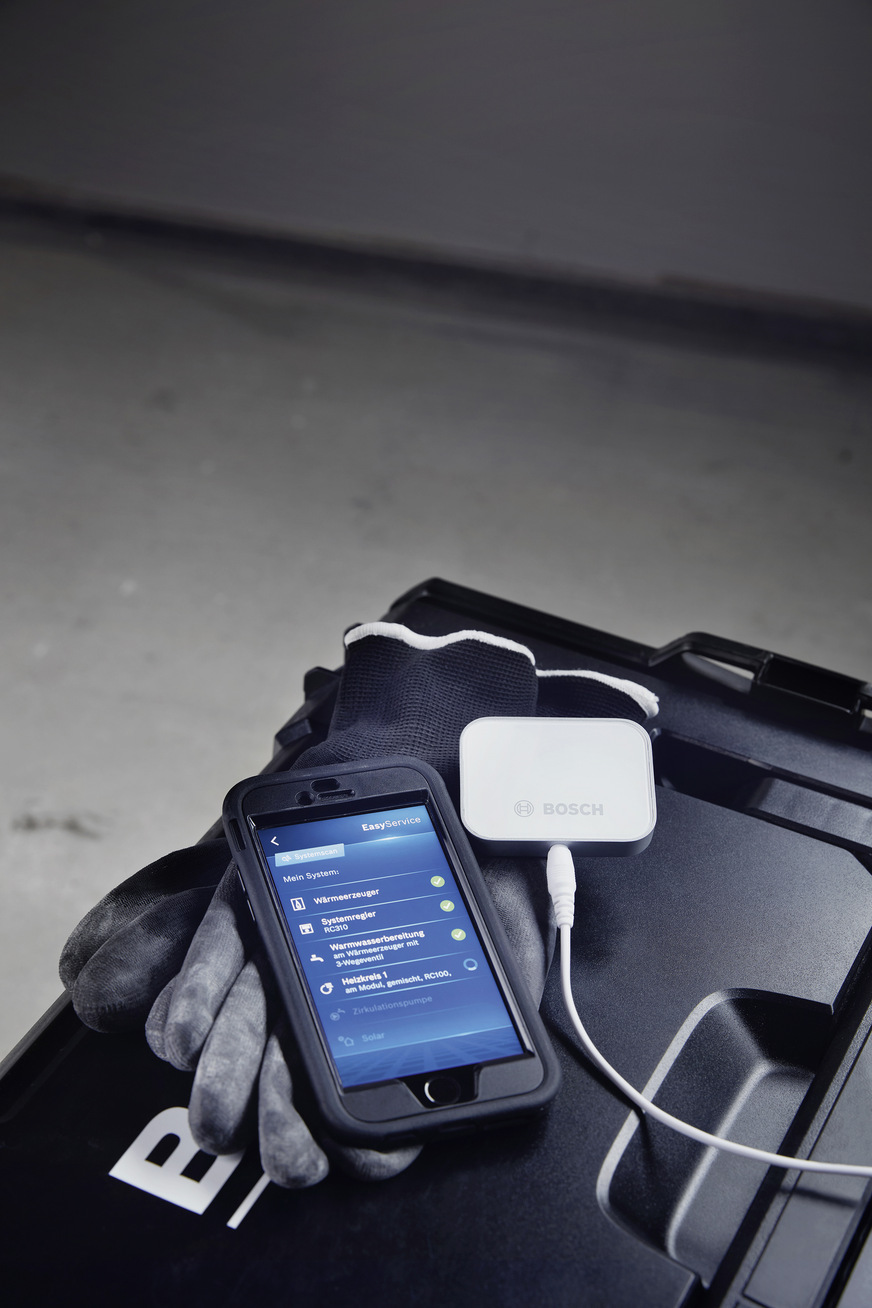 Der Buderus Smart Service Key unterstützt bei der Inbetriebnahme.