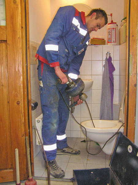 So nicht! Ungeschützt Rohre reinigen kann ernste gesundheitliche Folgen haben