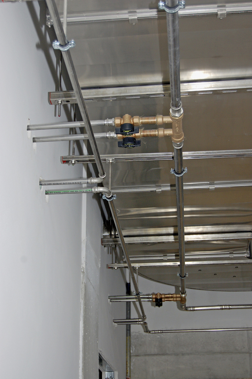 Im Neubau der Biologie der Universität Mainz kam das Edelstahlsystem NiroSan zum Einsatz. Strömungsteiler von Kemper sorgen für einen hygienischen Wasseraustausch in den Abgängen