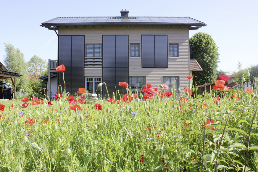 Mit großen Solarthermie-Anlagen an der Fassade lassen sich auch im Winter hohe solare Deckungsgrade erreichen.