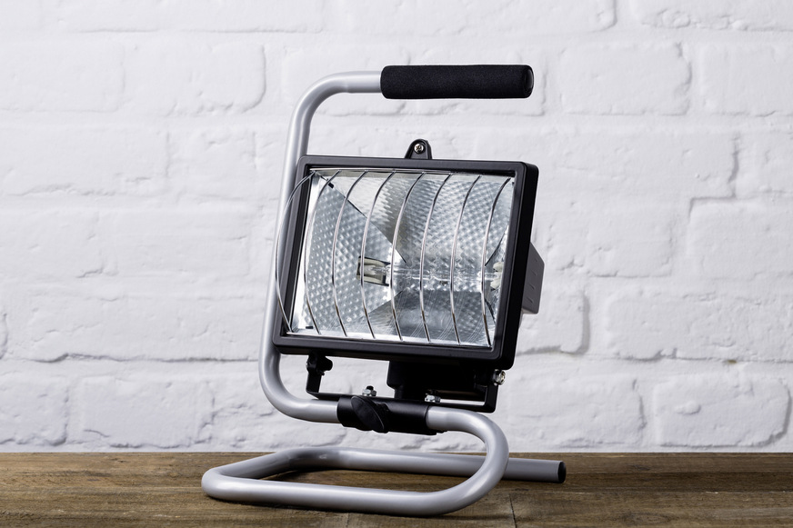 Ein alter Baustrahler mit 1000 Watt Leistung „verbraucht“ naturgemäß 1&nbsp;kWh Energie innerhalb einer Stunde. Die einfachste Art im Gedankenexperiment zu unterscheiden zwischen Leistung und Energie