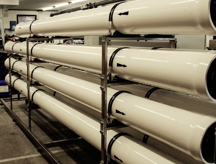 Die Anlagenrückseite zeigt die Verrohrung der Anlage in hochwertigem und langlebigem PVC