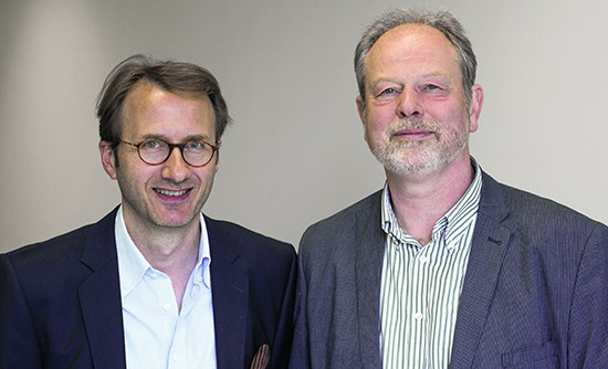 V.l.: Prof.Dr.-Ing. Andreas Henne (Fachgebiet Kältetechnik) und Prof. Dr. rer. nat. Johannes Goeke (er lehrt Physik, Grundlagen der Elektrotechnik und Automatisierungstechnik). Gemeinsam optimieren sie Latentwärmespeicher für Wohnhäuser und Verwaltungsgebäude