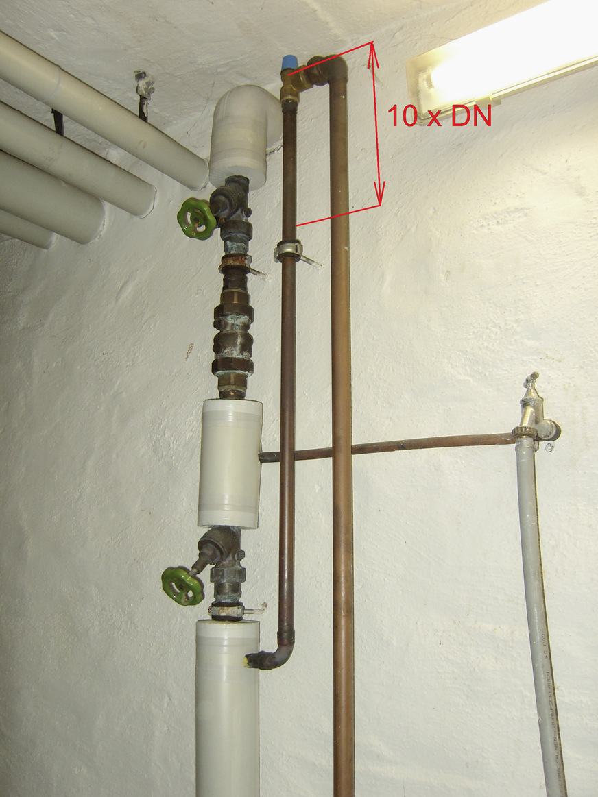 Der Monteur wollte zwar braverweise das Sicherheitsventil so einbauen, dass es ohne Leerlaufen des Speichers gewechselt werden kann. Dabei kollidiert die Vorgabe aber mit der 10&nbsp;x&nbsp;DN-Regel