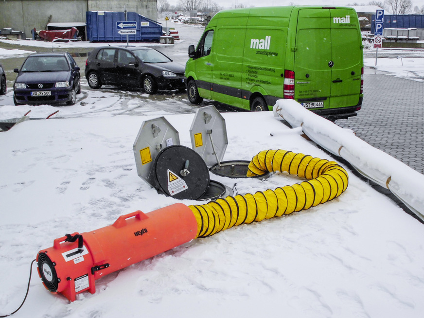 Motorgebläse zur „mechanischen“ Lüftung bevor in den Pelletspeicher eingestiegen wird, z. B. für Wartungsarbeiten. Sobald die CO-Konzentration den Einstieg zulässt, muss eine eingewiesene zweite Person präsent sein und ein CO-Warngerät eingeschaltet am Körper getragen werden.