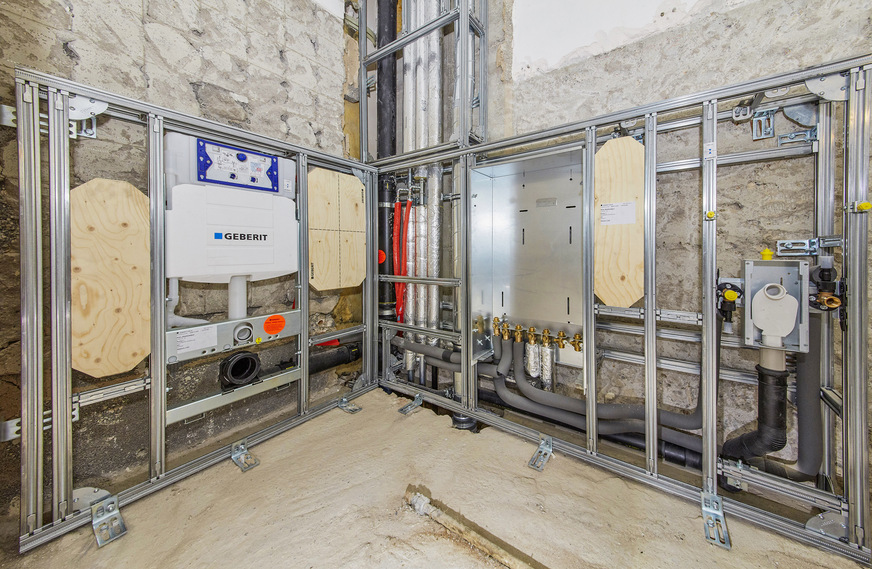 Die einzelnen Teile der GIS IV-Wände werden L-förmig im Bad zusammengefügt. Sie enthalten neben den Trink- und Abwasserleitungen auch eine Aussparung für die Bosch Wohnungsstation, einen Geberit Unterputz-Spülkasten sowie ein Montageelement für den Waschtisch.
