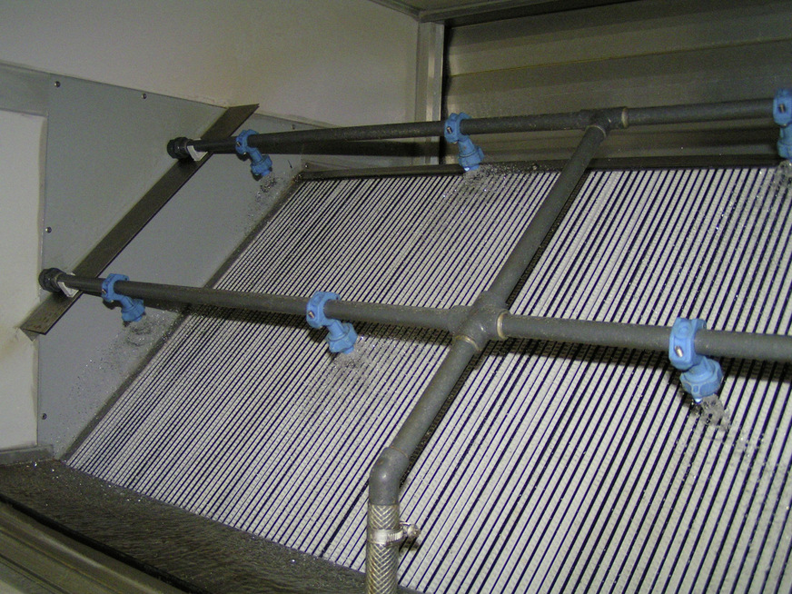 Adiabate Abluftkühlung mit Regenwasser, Klimaanlage im Institut Physik der Humboldt-Universität in Berlin Adlershof. Der Sprühvorgang findet im Sommer im Wärmeübertrager von Zu- und Abluft statt.