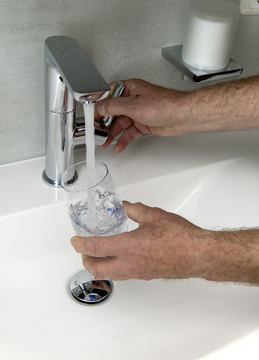 Obwohl hartes Wasser nicht gesundheitsschädlich ist, kann eine Entkalkung mithilfe eines Wasserenthärters sinnvoll sein.