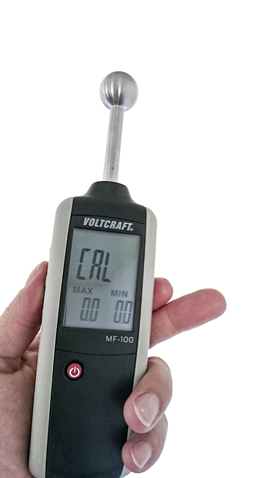 Nach dem Einschalten muss das Gerät erst kalibriert werden. Der Abstand des Kugelkopfs zu&nbsp; Gegenständen sollte währenddessen mehr als 10 cm betragen