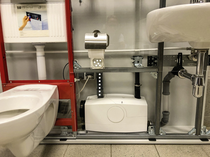 Beispiel der Lüftung einer Kleinhebeanlage in den Aufstellraum. Der eingesetzte Aktivkohlefilter sollte im Rahmen der Wartung routinemäßig getauscht werden.