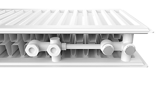 Der Blick unter einen Ventilheizkörper zeigt neben den Anschlüssen auch die angeschweißten Konvektorbleche zur Anhebung des konvektiven Anteils der Wärmeabgabe