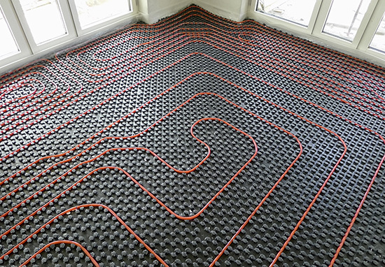 Auch in den 46 Wohneinheiten der beiden Niedrigenergie-Wohnhäuser werden Fußbodentemperierungen von Giacomini eingesetzt