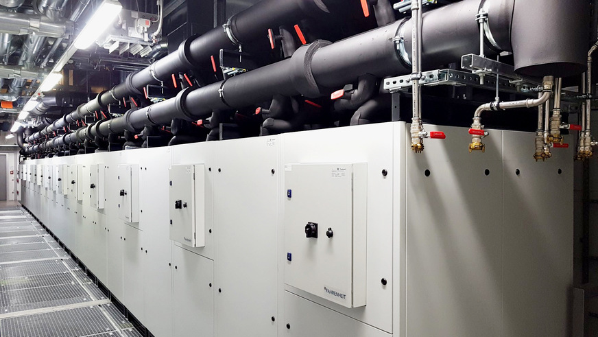 Eine Adsorptionskältemaschine von Fahrenheit wandelt die von den Prozessoren des Höchstleistungsrechners SuperMUC-NG produzierte Wärme in Kälte um, mit der sich der Rechner selbst kühlt.