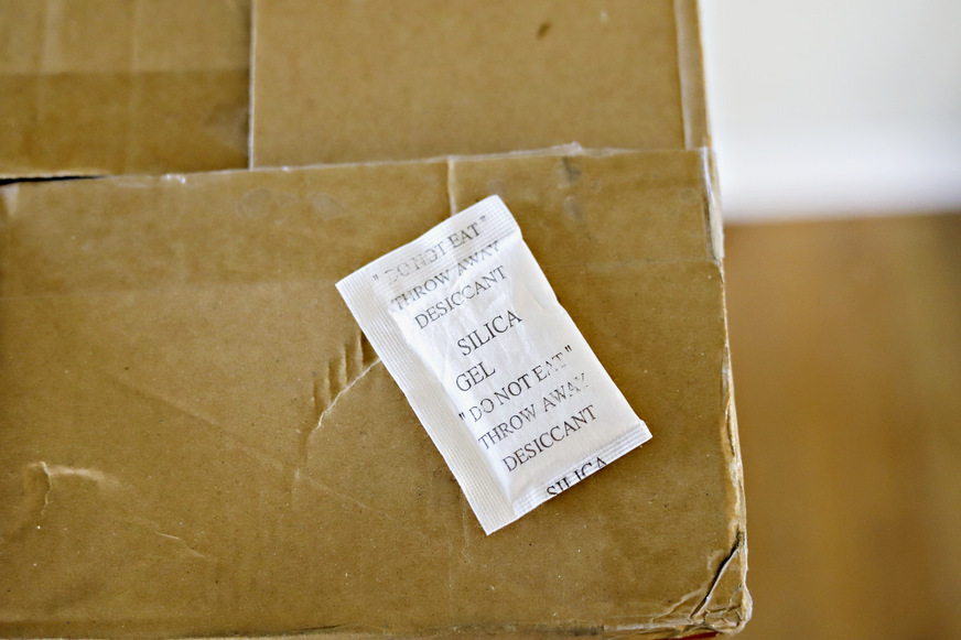 Ein typisches Sorptionsmaterial: Silicagel ist ein nach Wasser ­gierendes Material aus unserem Alltag das empfindliche ­Lebensmittel&nbsp;oder Gebrauchsgüter vor Feuchte schützen soll.