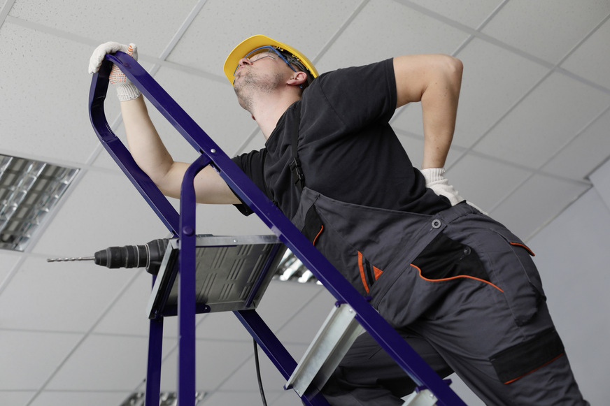 Arbeiten, wie das Bohren über Kopf, strengen an und sollten im Anschluss durch sinnvolle Entspannungsphasen ausgeglichen werden.