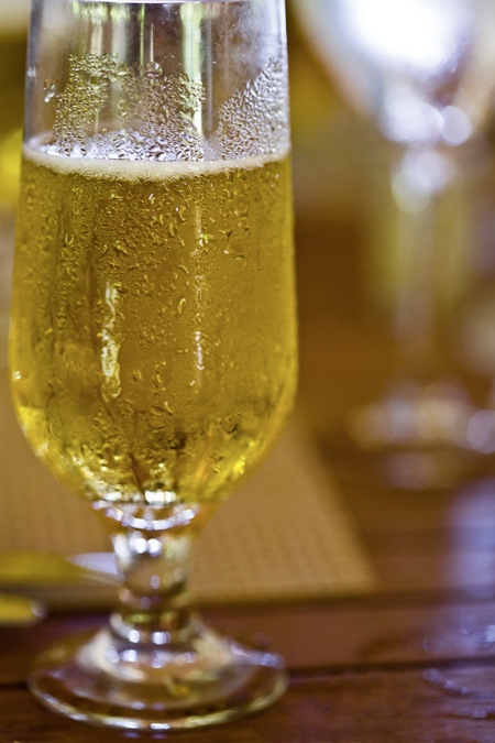 Brennwert am Bierglas. Die Luftfeuchtigkeit kondensiert am kalten Bierglas