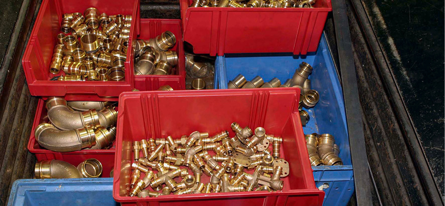 Installationskomponenten aus Kupfer, Rotguss oder Messing sind derzeit das „gelbe Gold“ auf der Baustelle, weil sie besonders stark unter Preisdruck stehen. Gleichzeitig bieten sie aber ein besonders hohes Maß an Langzeitbeständigkeit, so dass sie gar nicht oder nur bedingt ersetzt werden können.