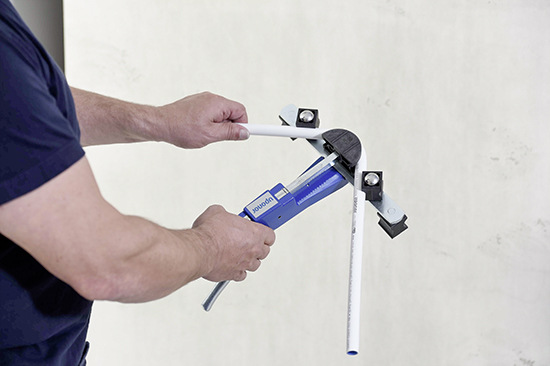 Der im Gegensatz zu herkömmlichen Mehrschichtverbundrohren bis zu 40 % engere Biegeradius von Uponor Uni Pipe Plus ermöglicht mit der systemkonformen Biegezange einen minimalen Biegeradius. Dieser entspricht bei den Dimensionen 16 und 20 mm nur dem Zweifachen, bei d 25 und 32 mm dem Zweieinhalbfachen des Rohrdurchmessers