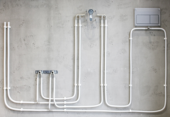 Wirkungsvolle Kombination: Mit Durchschleif- und Biegetechnik entsteht eine hygienisch optimale Stockwerksinstallation mit geringem Wasserinhalt und bestmöglichen Voraussetzungen für den Wasseraustausch