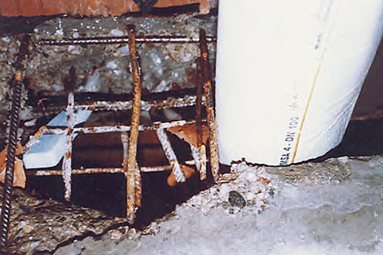 Vor Beschädigungen durch einen herumliegenden Nagel oder scharfe Kanten, z. B. bei Durchbrüchen oder vorstehenden Armierungen, schützen nur hochwertige Dämmungen