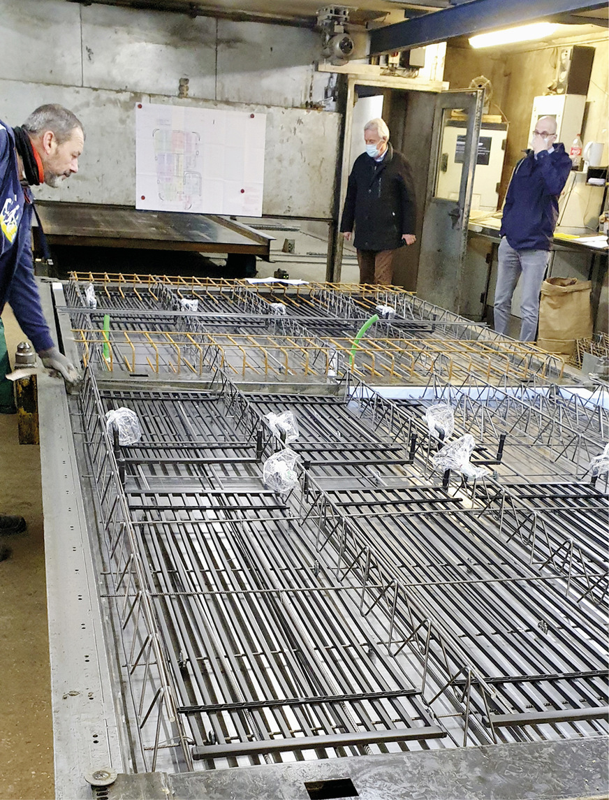 Im Beton- und Fertigteilwerk Lütkenhaus in Dülmen wurde das Flächenheiz- und Kühlsystem Aquatherm Black System direkt in die Betonfertigdecke eingebracht.