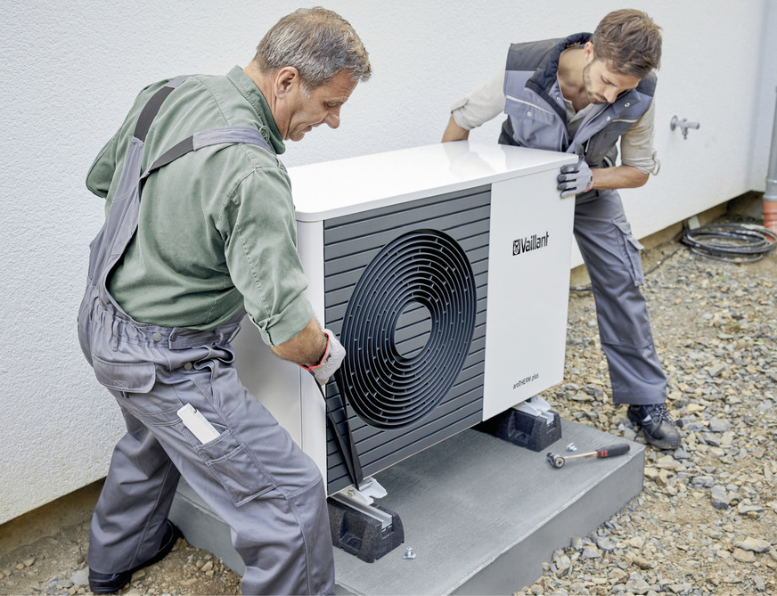 Die Aufstellung der Außeneinheit einer Wärmepumpe vom Typ Arotherm von Vaillant