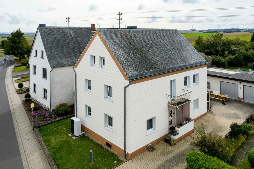 Ein Altbau aus den 20er Jahren. Und Vorurteile gegen Wärmepumpen in solchen Objekten gibt es bekanntlich viele. Werden nachfolgende Tipps bei der Planung beachtet, dann klappt auch der energieeffiziente Betrieb einer Wärmepumpe im Altbau