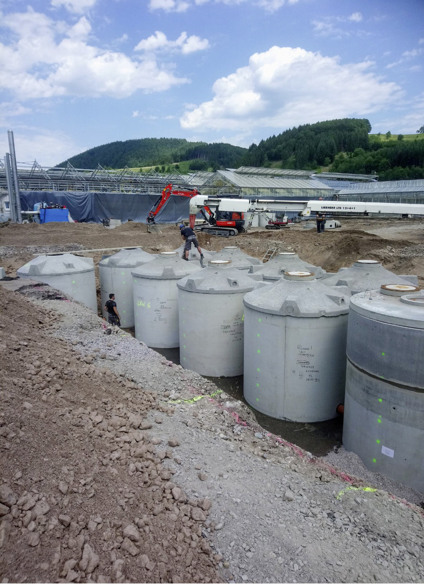 Die Regenspeicher stehen nebeneinander und sind unterirdisch zu einem kommunizierenden Gefäß von ca. 170 m³ Fassungsvermögen verbunden