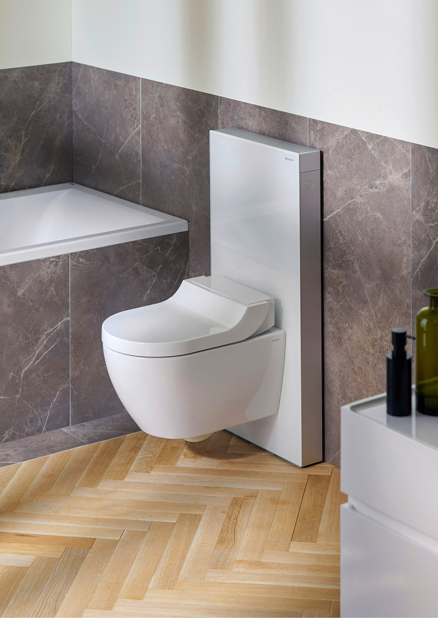 Die Dusch-WCs Geberit AquaClean – hier die Komplettanlage Tuma Comfort – halten in Kombination mit dem Sanitärmodul Monolith ohne großen Aufwand Einzug ins moderne Kundenbad. Wahrscheinlich könnte man diese Komplettanlage auch im Erker einer Burg installieren