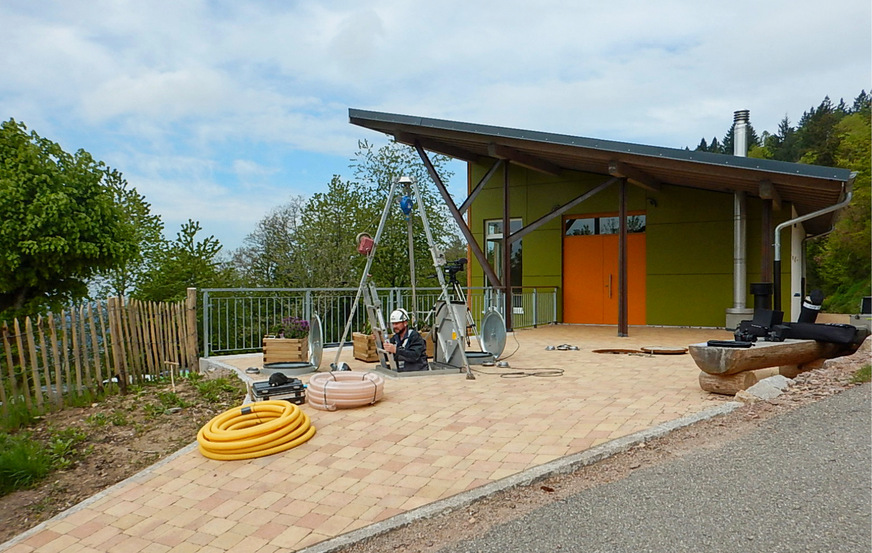 Die Person mit dem weißen Helm ist nicht der Maulwurf der im Bericht erwähnt wird. Vielmehr handelt es sich um einen Monteur der zur Inbetriebnahme in den Ovalbehälter steigt, der als Pelletlager montiert wurde.